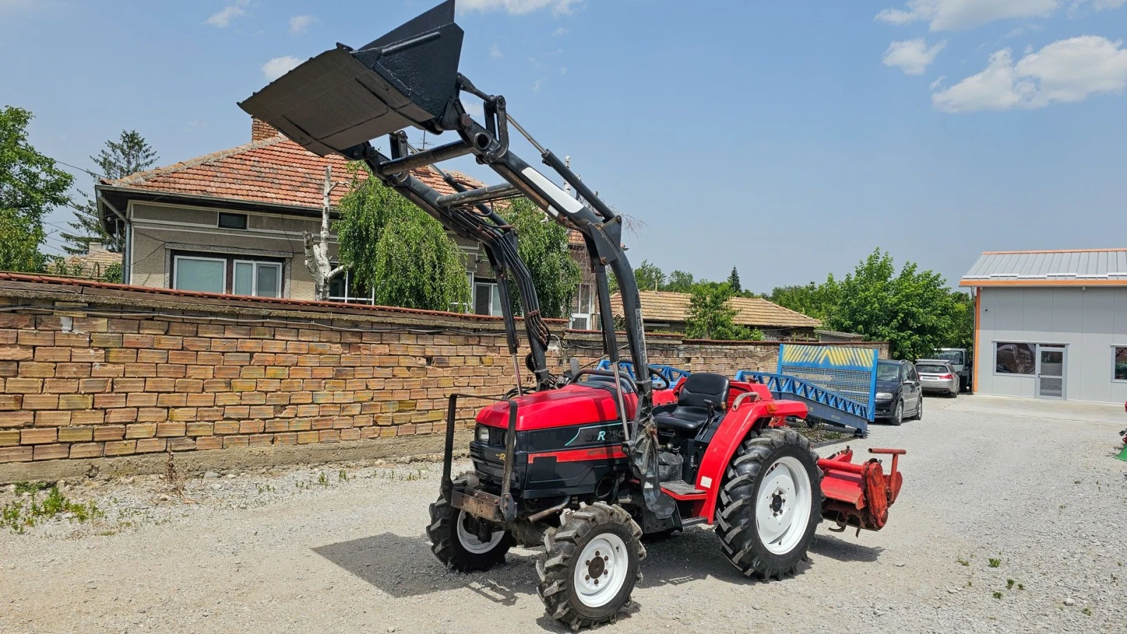 Трактор Mitsubishi MTR250 с челен товарач, 4x4, 25 кс., АграБГ Джолев, снимка 1