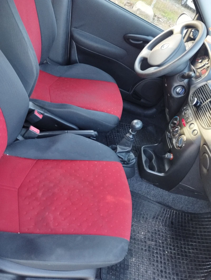 Fiat Punto 1.3i klimatik Euro 4, снимка 17 - Автомобили и джипове - 47623715