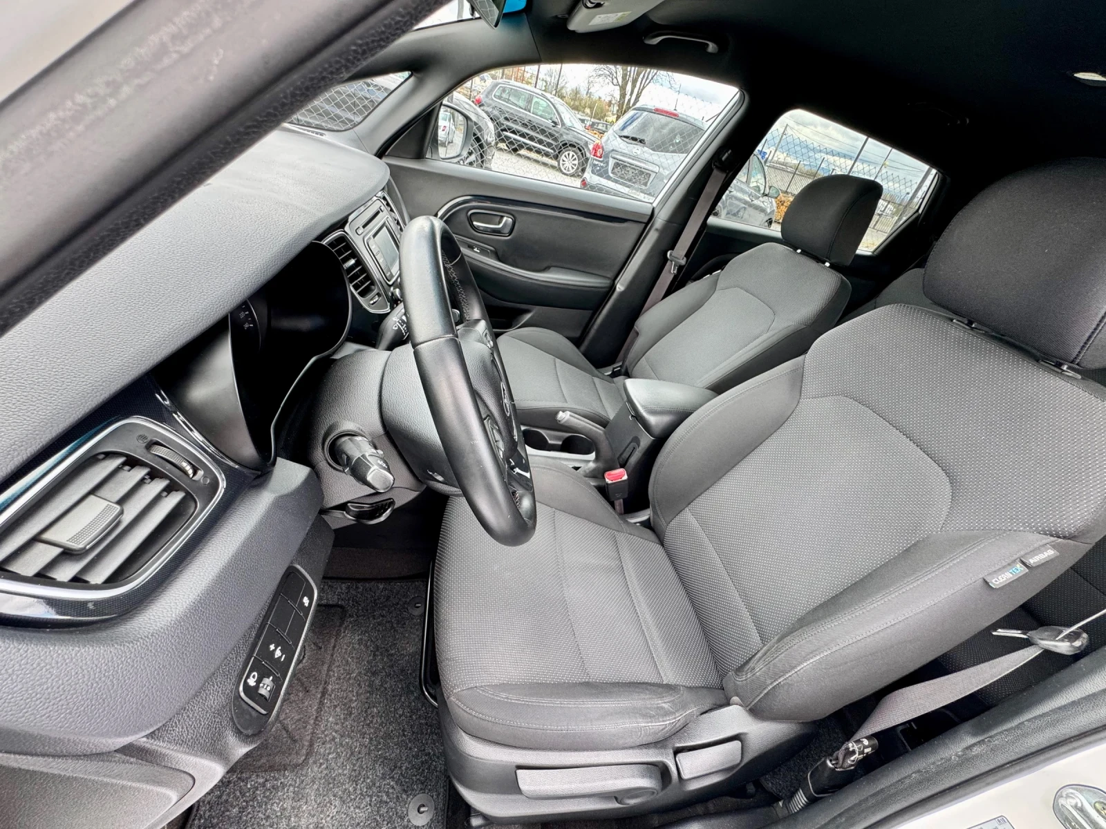 Kia Carens 1.7 CRDi / 116 k.c., снимка 12 - Автомобили и джипове - 54090041