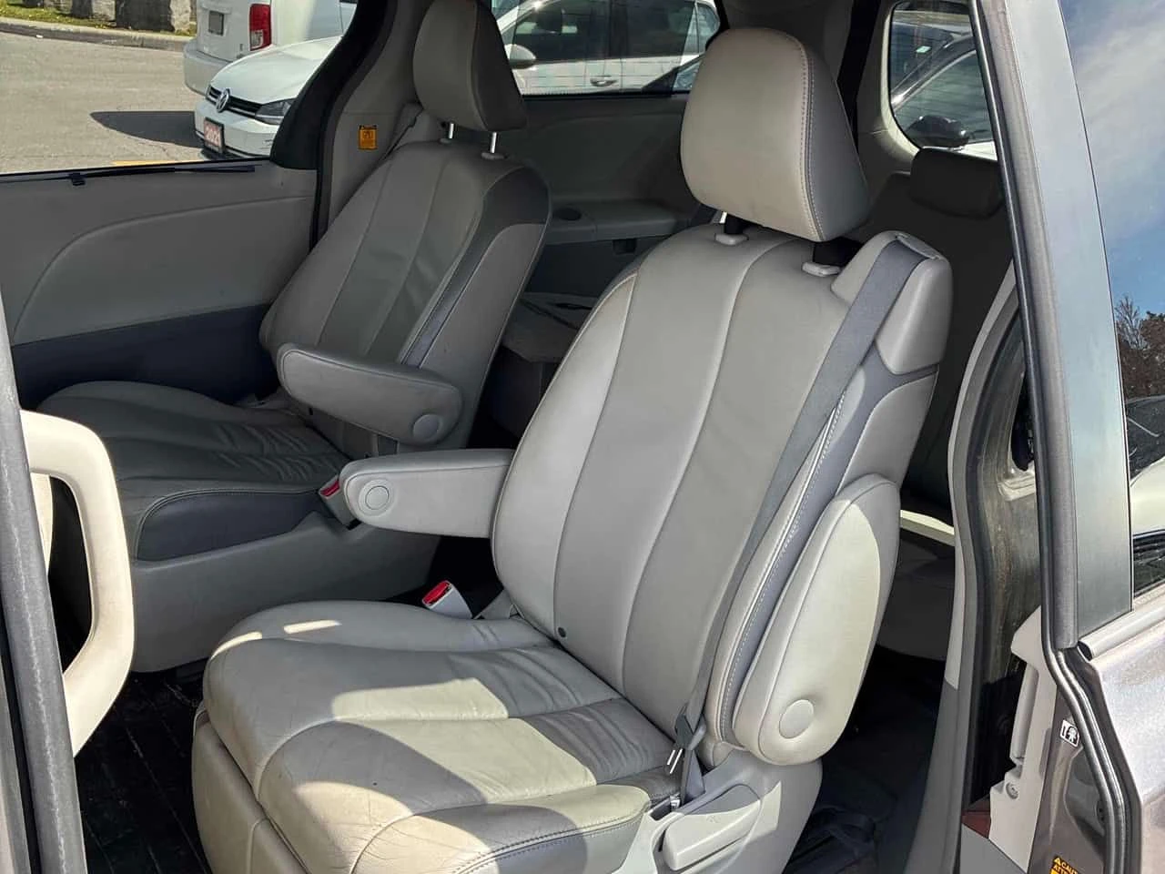 Toyota Sienna * XLE* АВТОФИНАНСИРАНЕ БЕЗ ПЪРВОНАЧАЛНА ВНОСКА* , снимка 12 - Автомобили и джипове - 54588151