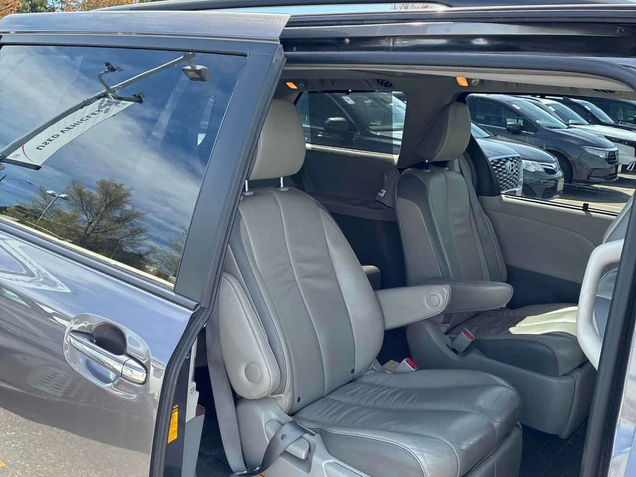 Toyota Sienna * XLE* АВТОФИНАНСИРАНЕ БЕЗ ПЪРВОНАЧАЛНА ВНОСКА* , снимка 14 - Автомобили и джипове - 54588151