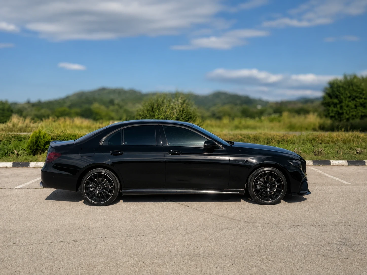 Mercedes-Benz E 220 AMG, снимка 3 - Автомобили и джипове - 54933536