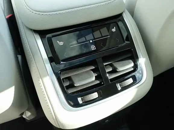 Volvo Xc90 T8 Recharge AWD = Plus Dark = 7 Seats Гаранция, снимка 11 - Автомобили и джипове - 54179240