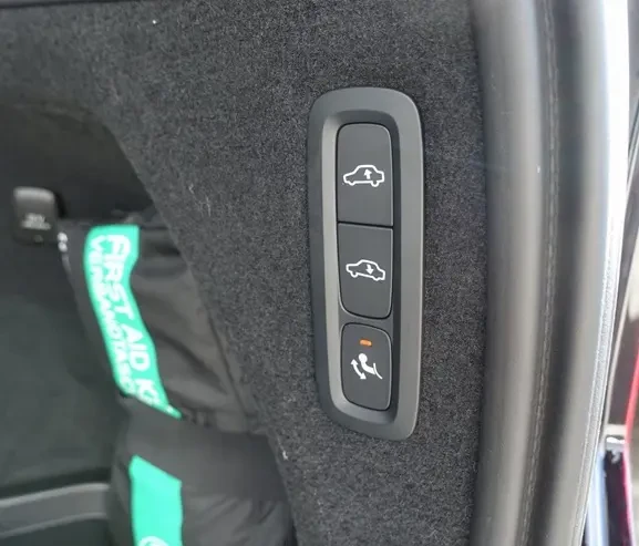 Volvo Xc90 T8 Recharge AWD = Plus Dark = 7 Seats Гаранция, снимка 15 - Автомобили и джипове - 54179240