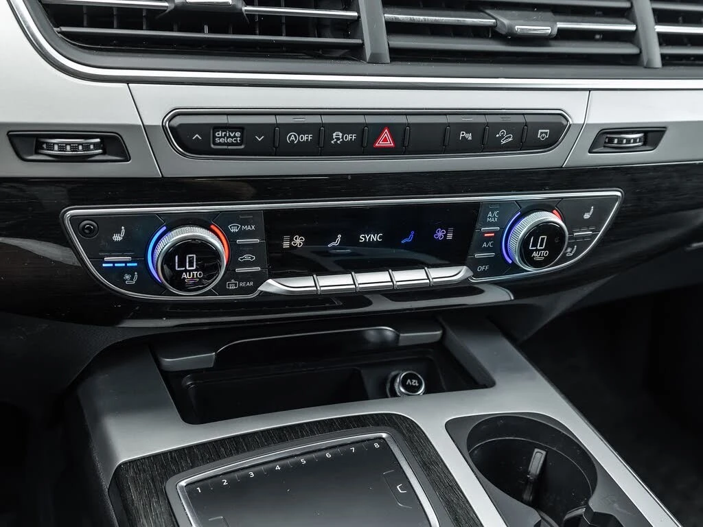 Audi Q7 * Quattro* ПАНО* KEYLESS* Camera* ПОДГРЕВ* 360* , снимка 12 - Автомобили и джипове - 55624822