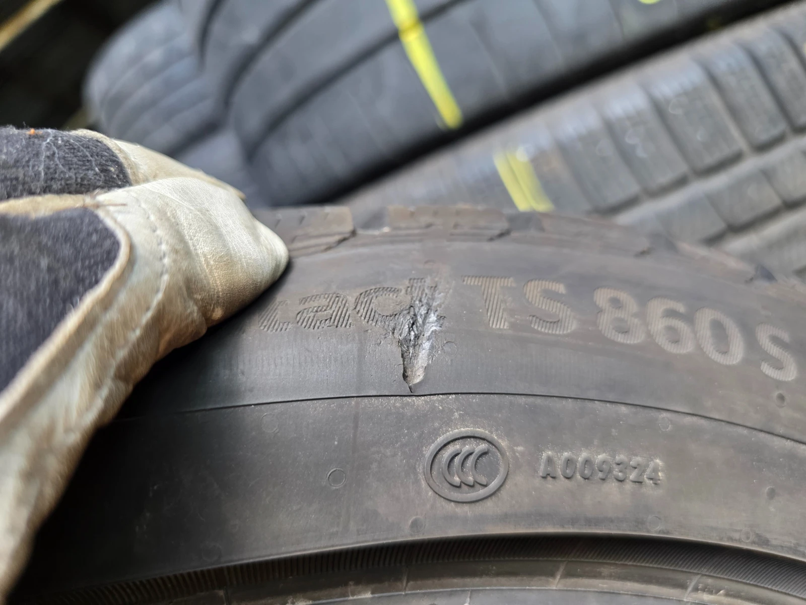 Гуми Зимни 275/40R19, снимка 4 - Гуми и джанти - 55496755