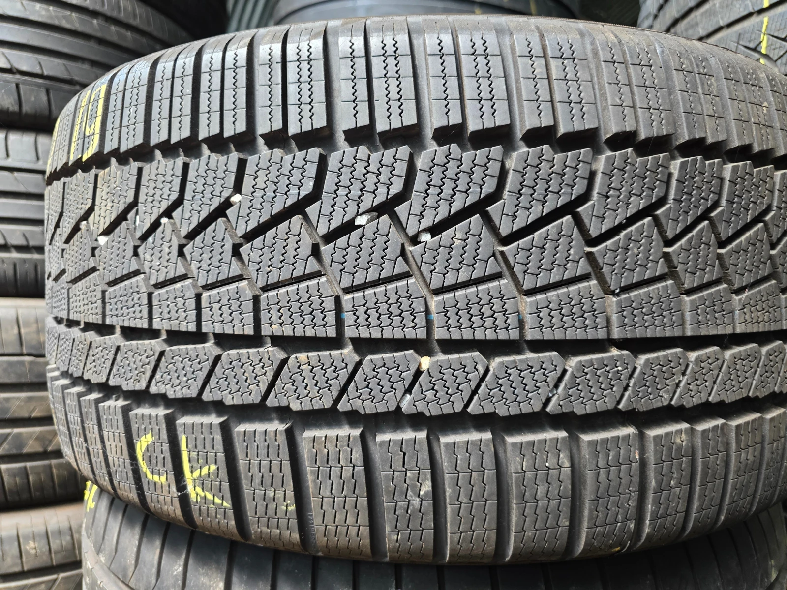 Гуми Зимни 275/40R19, снимка 3 - Гуми и джанти - 55496755