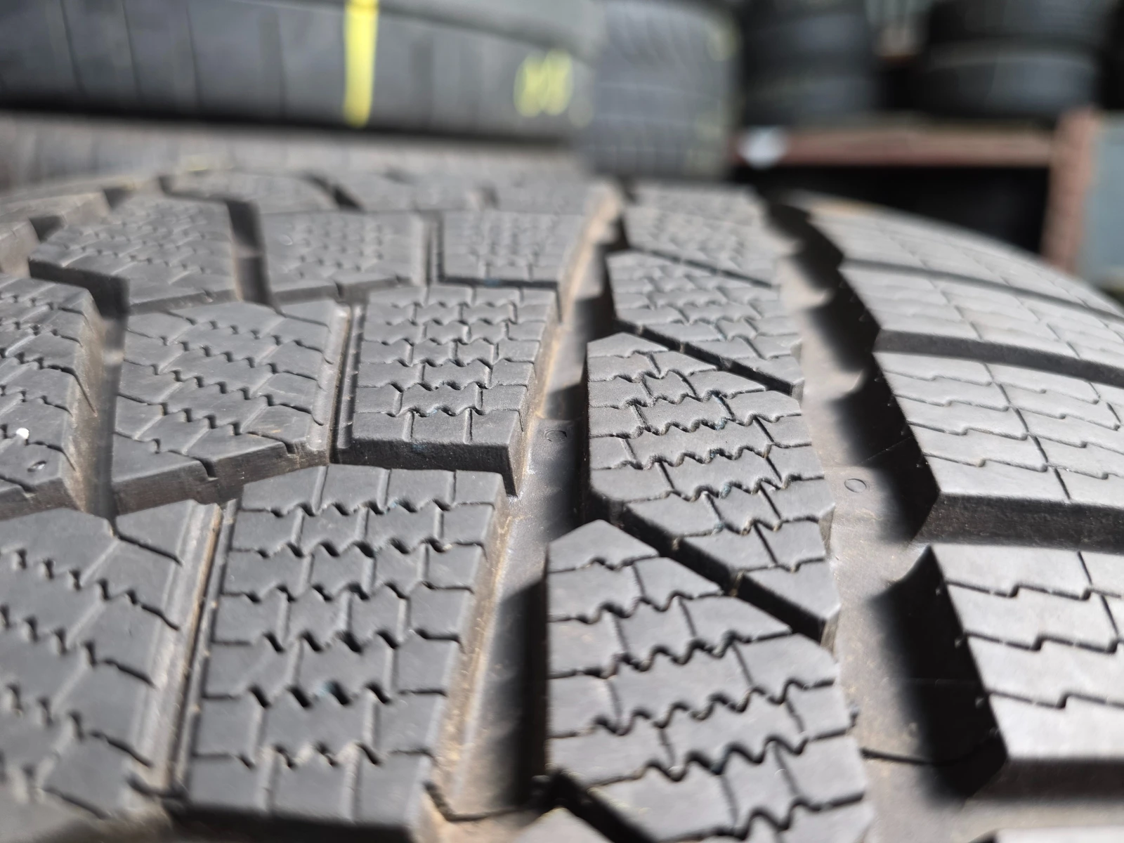 Гуми Зимни 275/40R19, снимка 2 - Гуми и джанти - 55496755