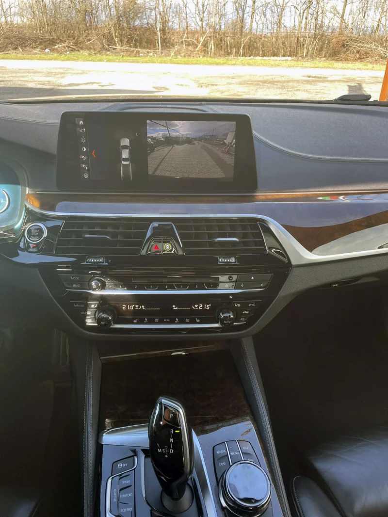 BMW 550 * Xdrive* Mpack* SoftClose* Carbon* HeadUp* Keyles, снимка 12 - Автомобили и джипове - 52493325