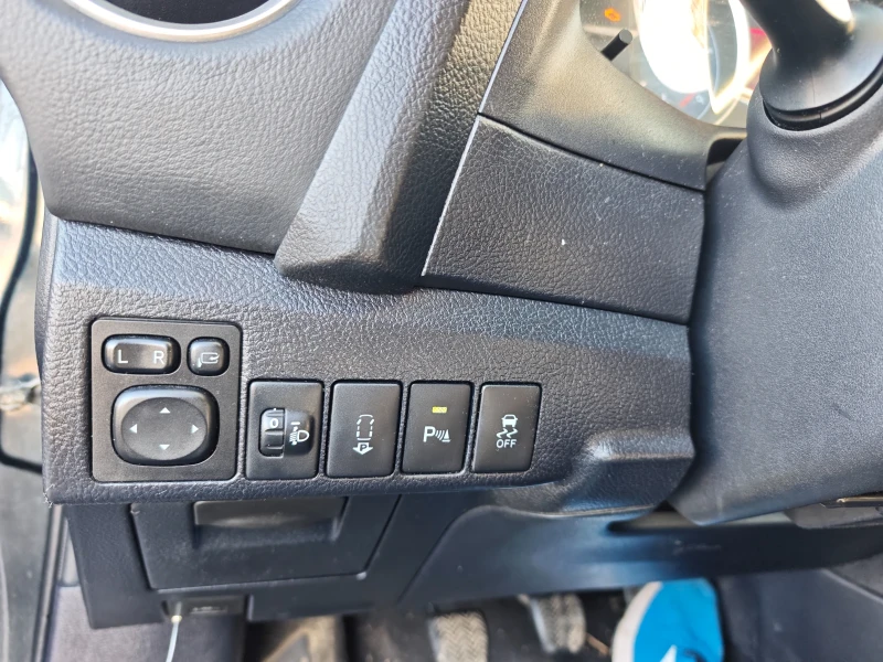 Toyota Auris 2.0 D4D, снимка 13 - Автомобили и джипове - 53166697