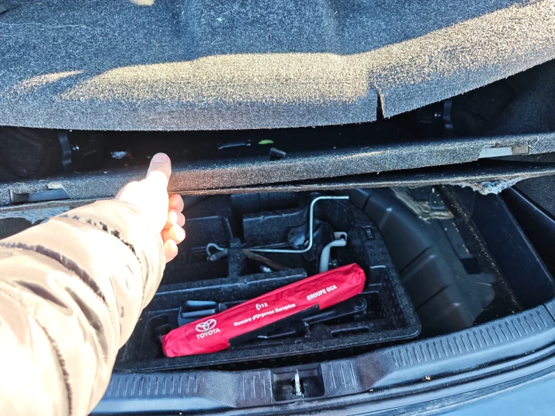 Toyota Auris 2.0 D4D, снимка 16 - Автомобили и джипове - 53166697