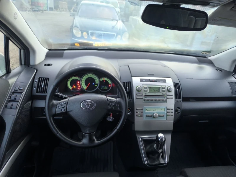 Toyota Corolla Verso 1.8i, снимка 12 - Автомобили и джипове - 53180361