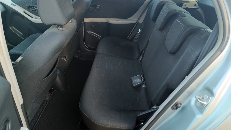 Toyota Yaris 1.3i , снимка 13 - Автомобили и джипове - 53243939