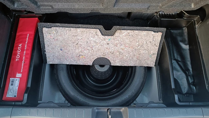 Toyota Yaris 1.3i , снимка 15 - Автомобили и джипове - 53243939