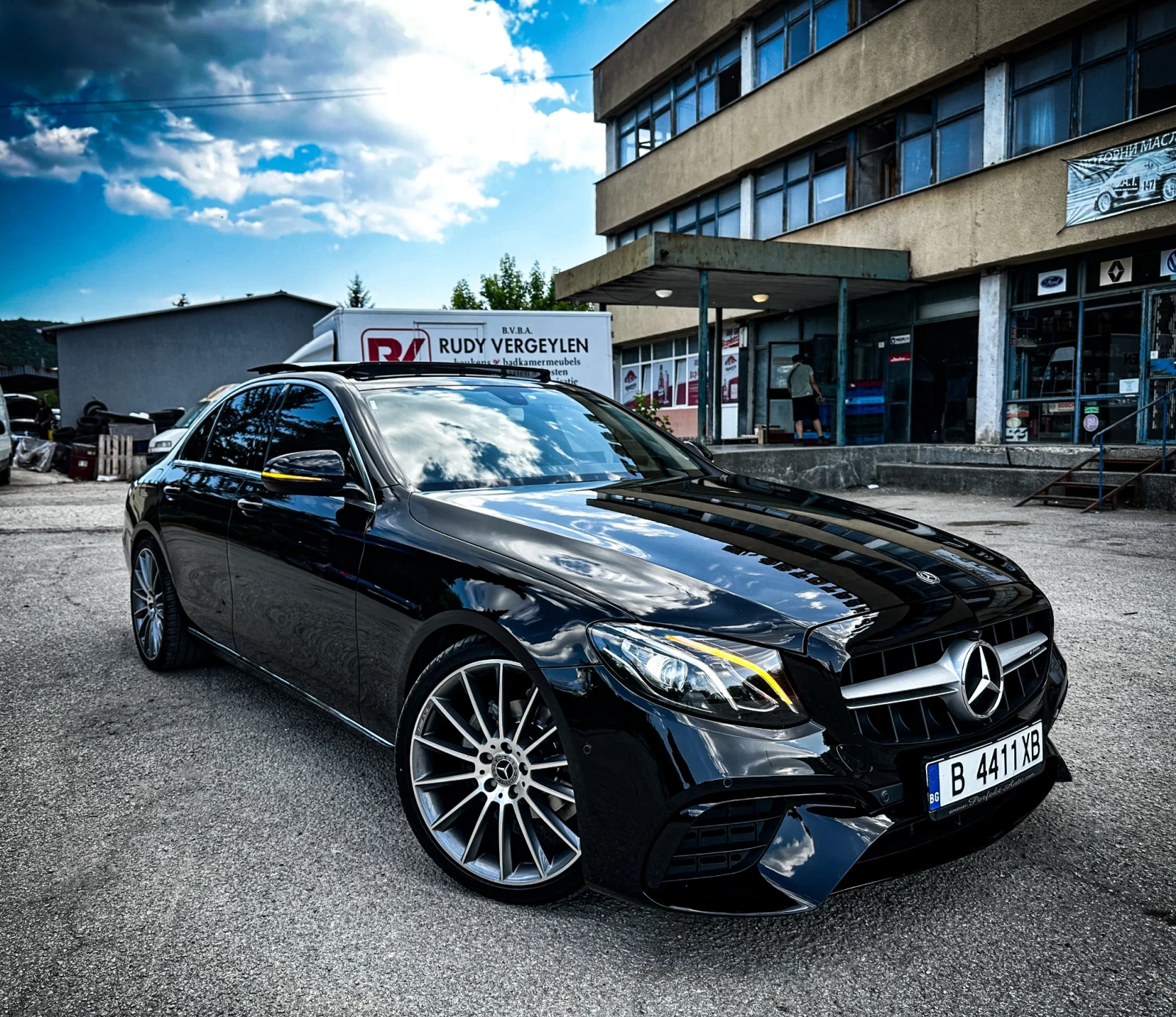 Mercedes-Benz E 220 = PANORAMA= AMG= 360-KAMERA= 9СКОРОСТИ=  - изображение 3