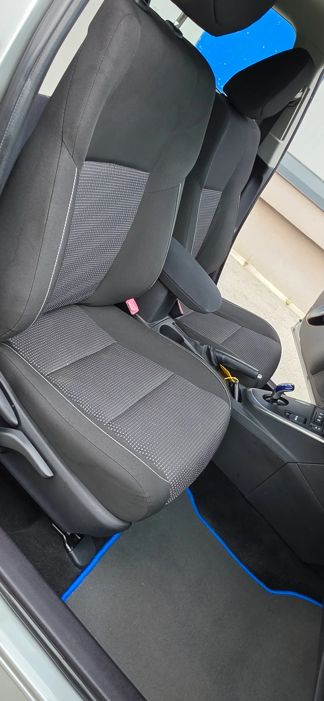 Toyota Auris 1.8 Hybrid, снимка 10 - Автомобили и джипове - 55136838