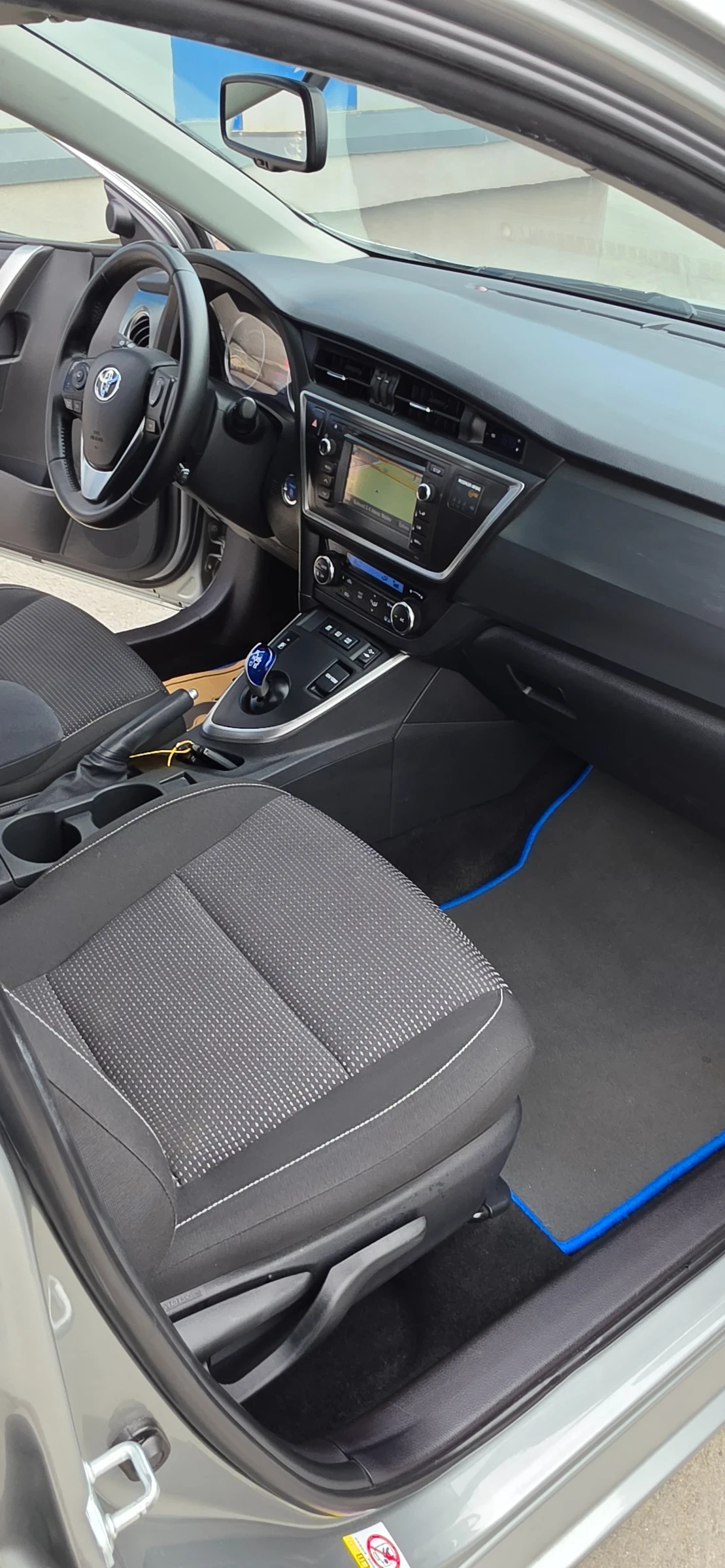 Toyota Auris 1.8 Hybrid, снимка 11 - Автомобили и джипове - 55136838