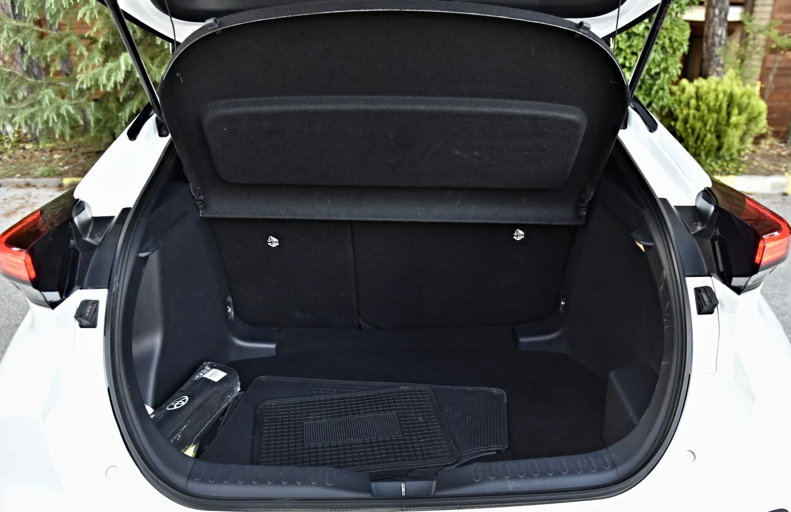 Toyota C-HR 2.0 HEV, снимка 16 - Автомобили и джипове - 55062949