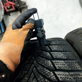 Гуми Зимни 255/45R18, снимка 4