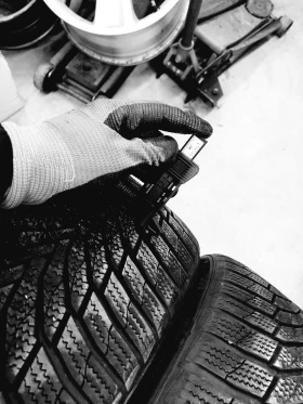 Гуми Зимни 255/45R18, снимка 7