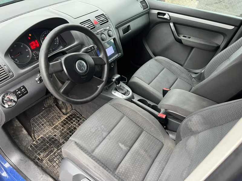 VW Touran 2.0 tdi, снимка 8 - Автомобили и джипове - 48199285