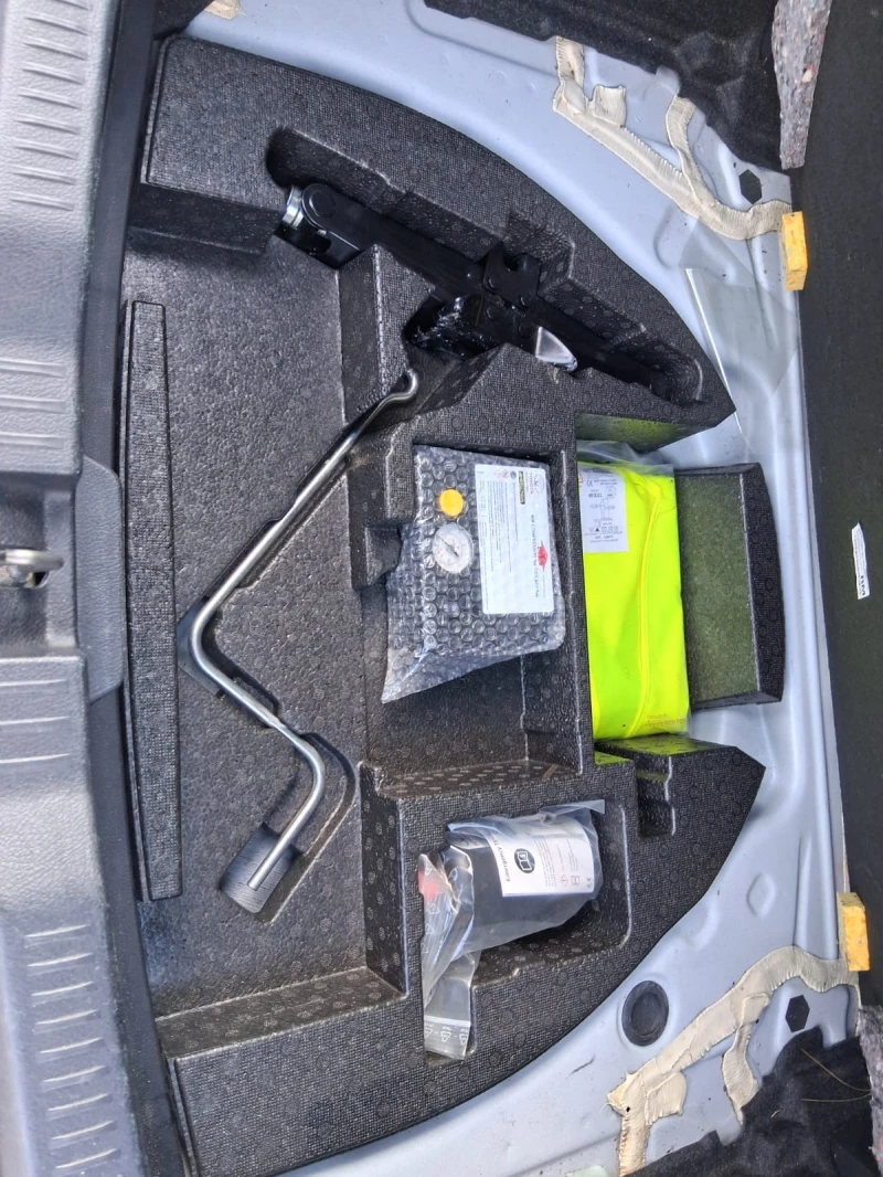 Toyota Auris 1.8i Хибрид, снимка 17 - Автомобили и джипове - 53205708