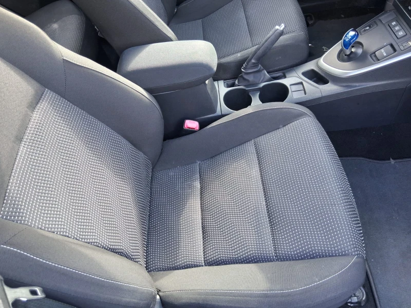 Toyota Auris 1.8i Хибрид, снимка 13 - Автомобили и джипове - 53205708