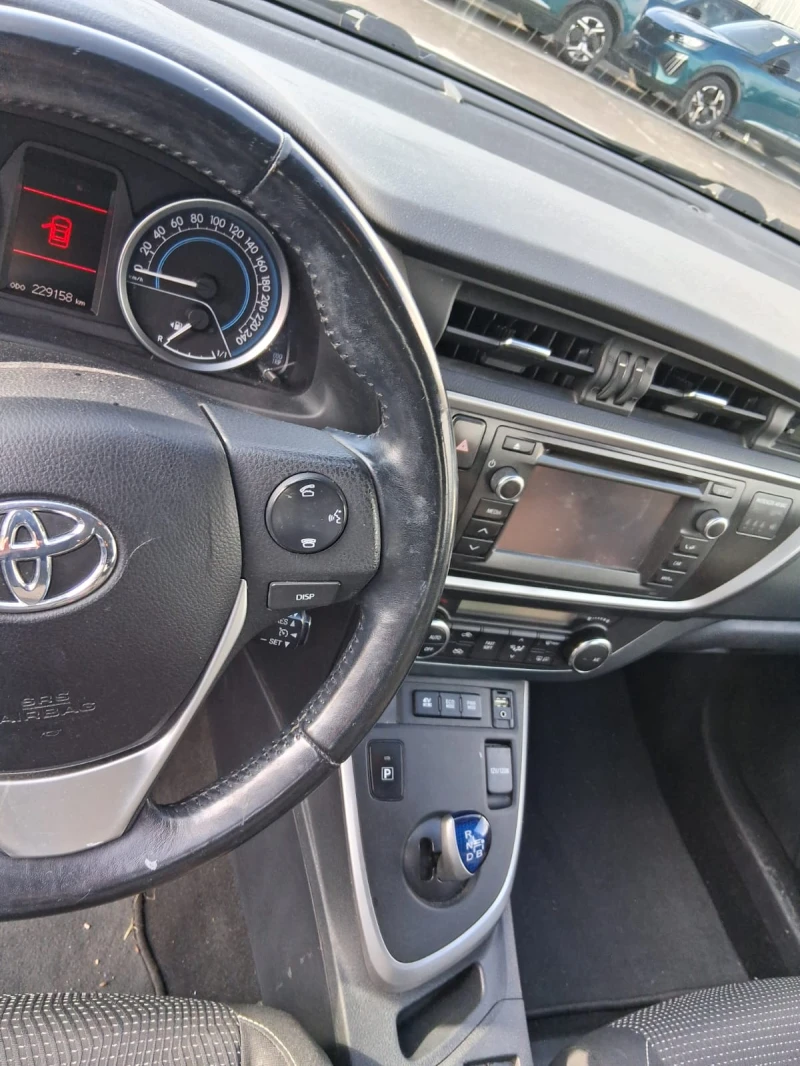 Toyota Auris 1.8i Хибрид, снимка 11 - Автомобили и джипове - 53205708