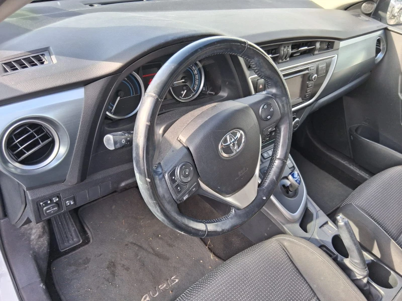 Toyota Auris 1.8i Хибрид, снимка 8 - Автомобили и джипове - 53205708