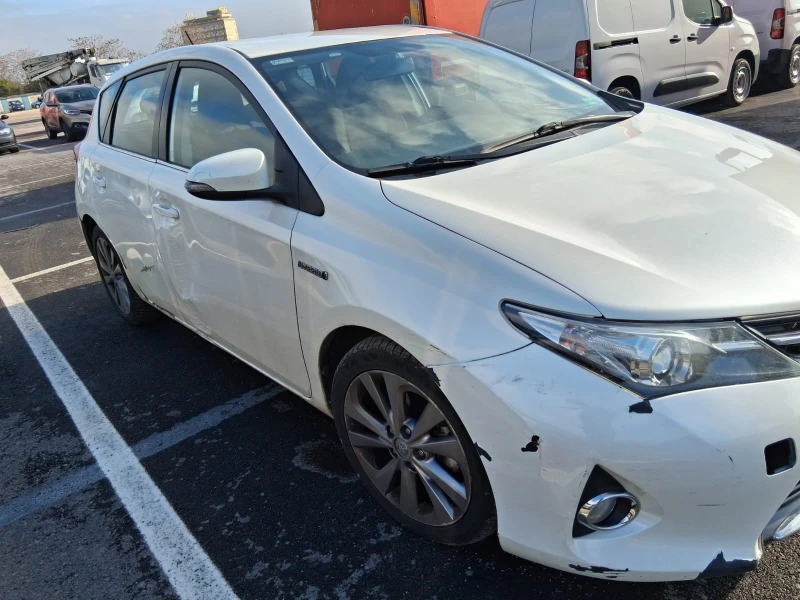 Toyota Auris 1.8i Хибрид, снимка 4 - Автомобили и джипове - 53205708
