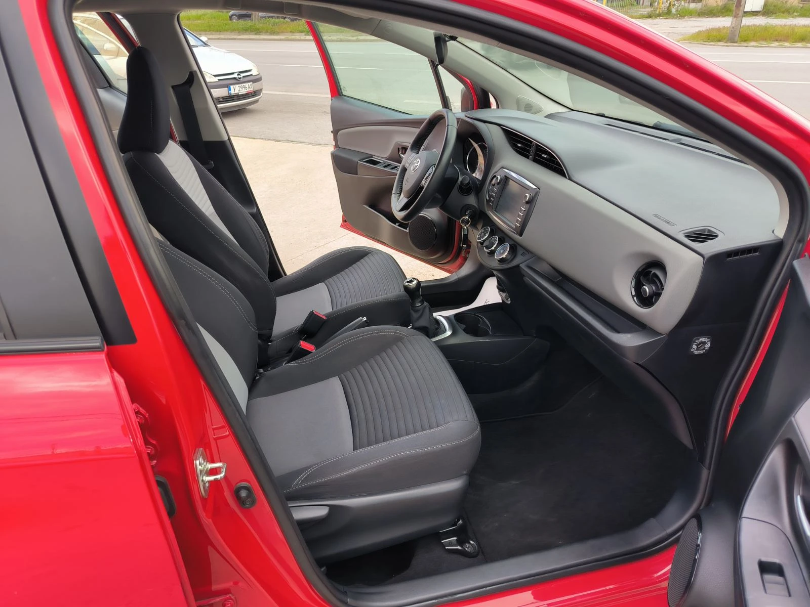 Toyota Yaris 1.0i-Navi-Euro-6D, снимка 17 - Автомобили и джипове - 54421597