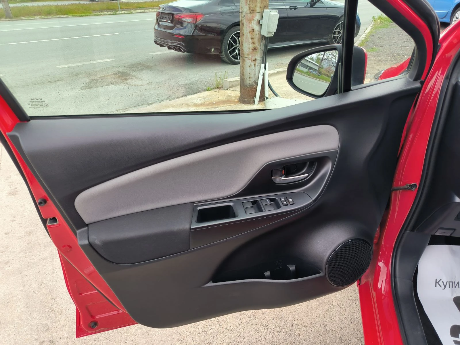 Toyota Yaris 1.0i-Navi-Euro-6D, снимка 12 - Автомобили и джипове - 54421597