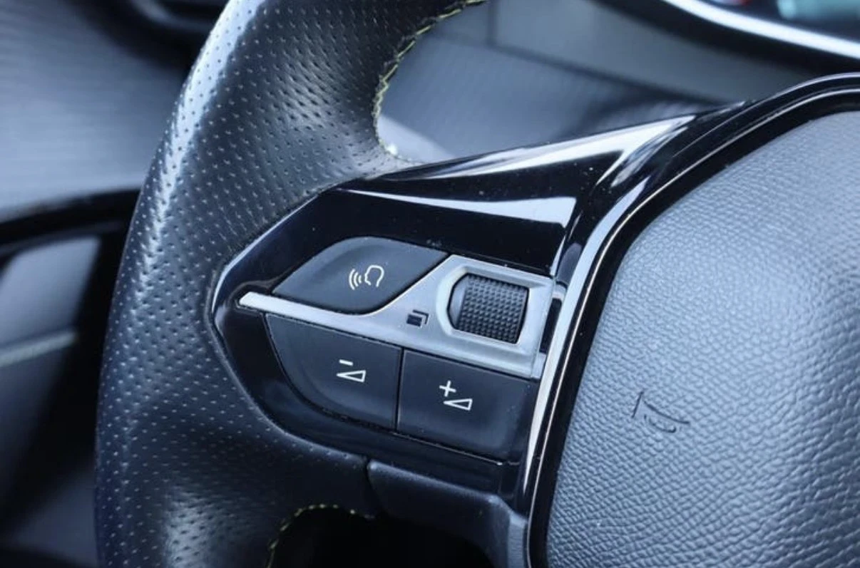 Peugeot 208 GT Premiere 50kWh, снимка 13 - Автомобили и джипове - 54530772