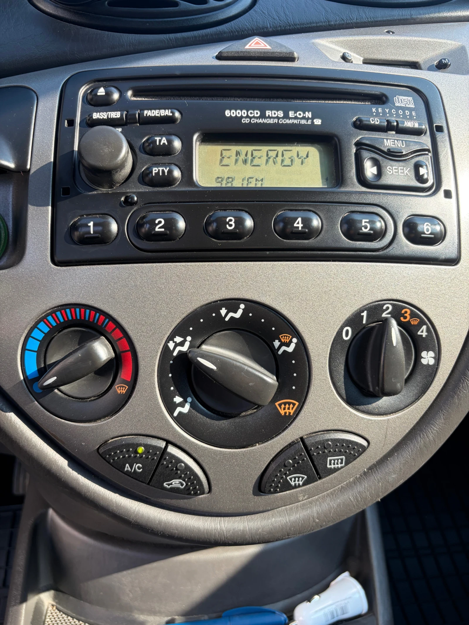 Ford Focus 1.4i, снимка 10 - Автомобили и джипове - 55105948