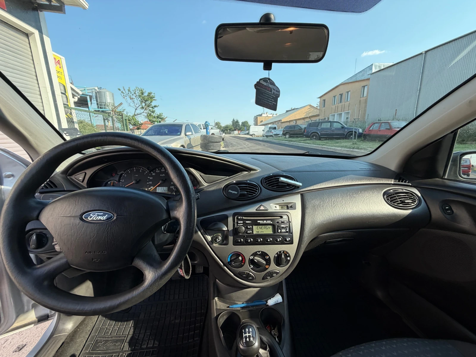 Ford Focus 1.4i, снимка 9 - Автомобили и джипове - 55105948