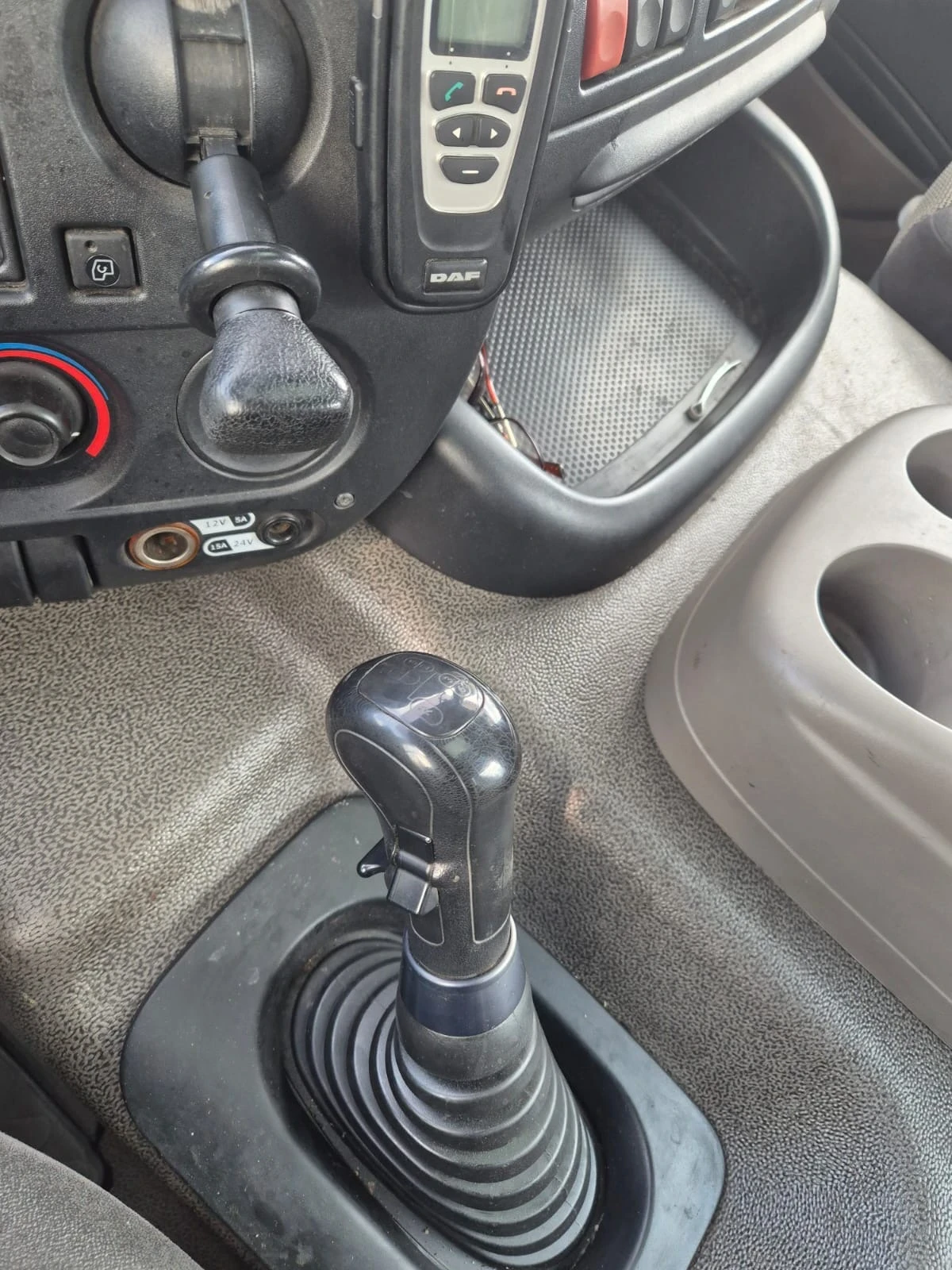 Daf CF 75.250* Тристранен самосвал* Hiab111* Климатик, снимка 10 - Камиони - 54051160