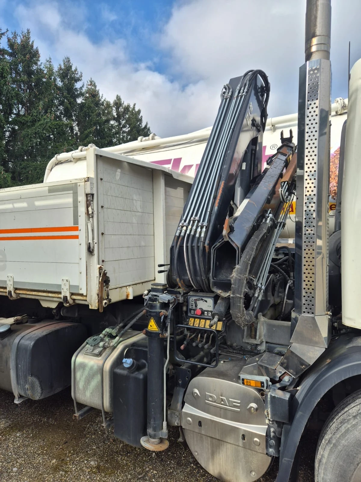 Daf CF 75.250* Тристранен самосвал* Hiab111* Климатик, снимка 4 - Камиони - 54051160