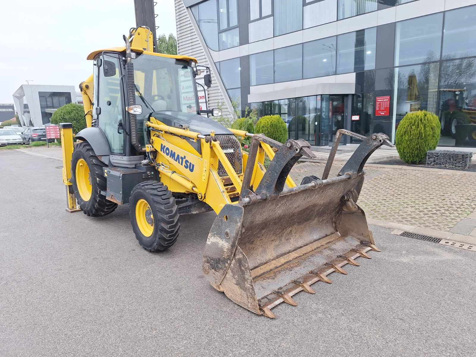 Багер Komatsu WB93 R, снимка 2 - Индустриална техника - 56658115