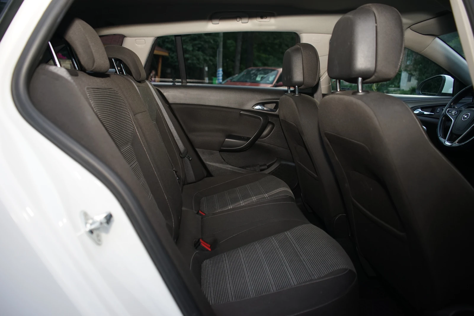 Opel Insignia 1.6 CDTI НАПЪЛНО ОБСЛУЖЕНА, снимка 10 - Автомобили и джипове - 54704580
