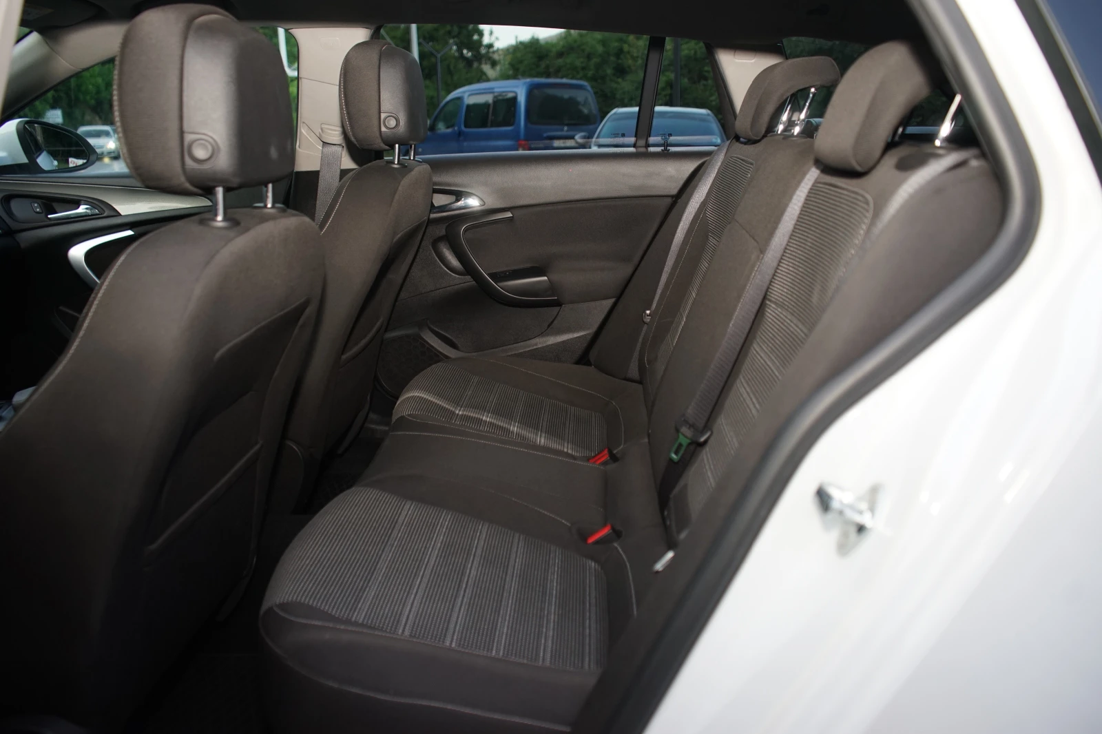 Opel Insignia 1.6 CDTI НАПЪЛНО ОБСЛУЖЕНА, снимка 11 - Автомобили и джипове - 54704580