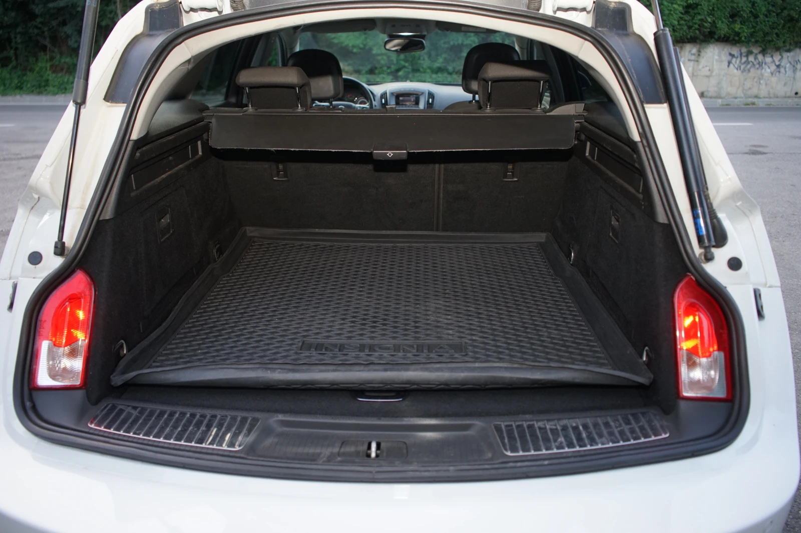 Opel Insignia 1.6 CDTI НАПЪЛНО ОБСЛУЖЕНА, снимка 15 - Автомобили и джипове - 54704580