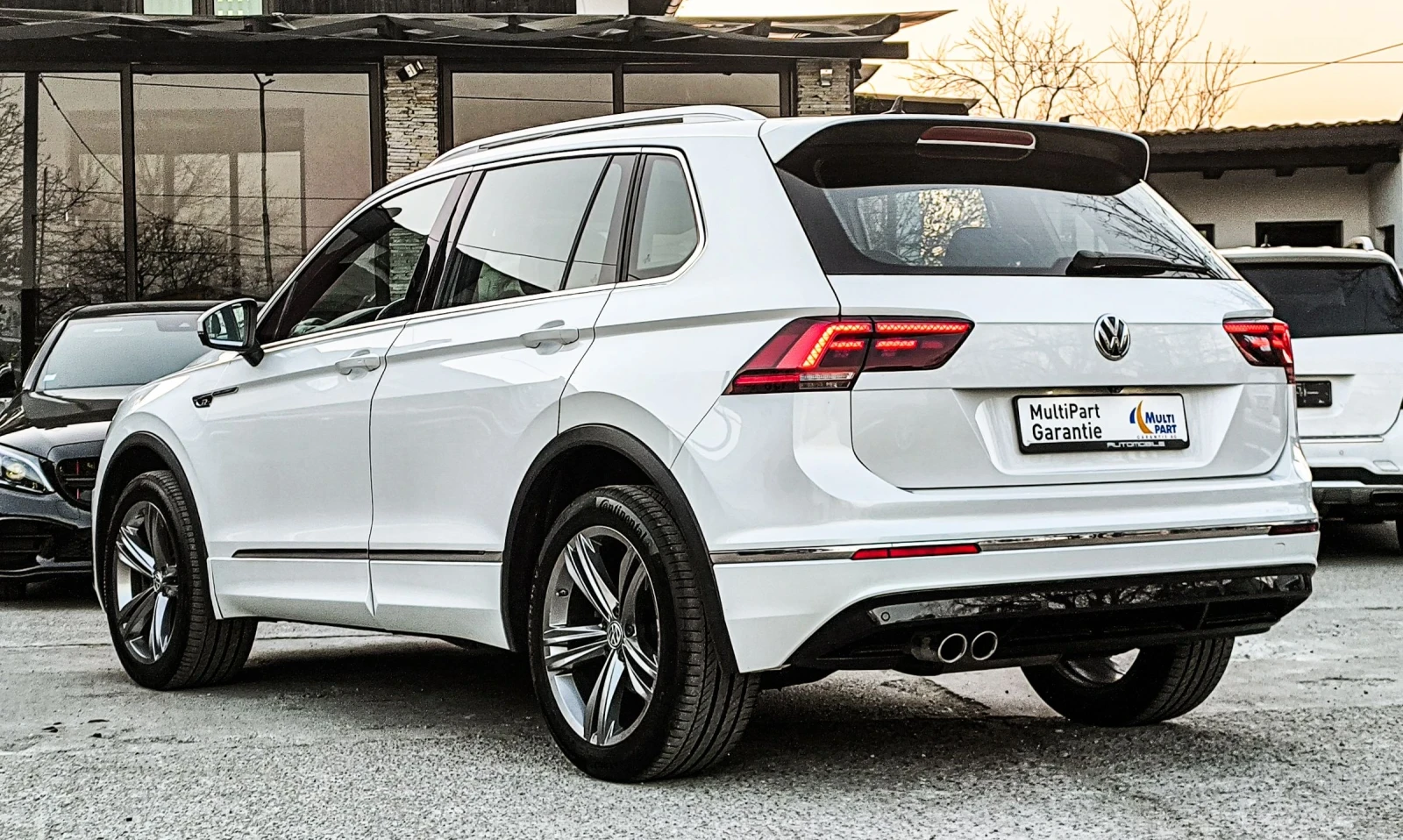 VW Tiguan 2.0TDI 3 x R-LINE ПЕРЛА 4-MOTION ПАНОРАМА CAM-360 , снимка 4 - Автомобили и джипове - 53850559