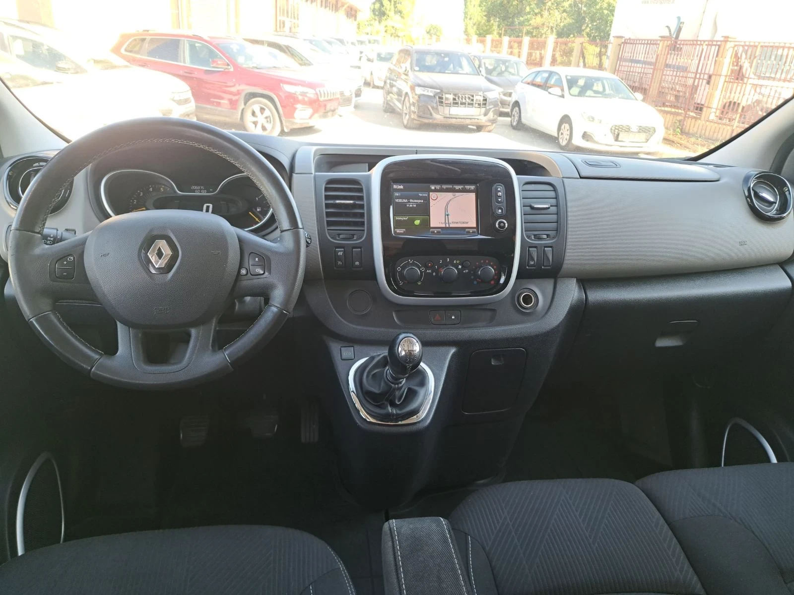 Renault Trafic 1.6cdti 6+ 1м 120кс, снимка 13 - Бусове и автобуси - 55636312
