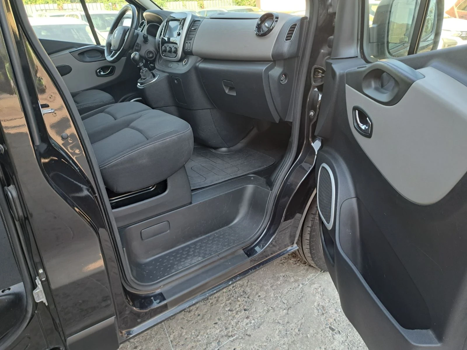 Renault Trafic 1.6cdti 6+ 1м 120кс, снимка 12 - Бусове и автобуси - 55636312
