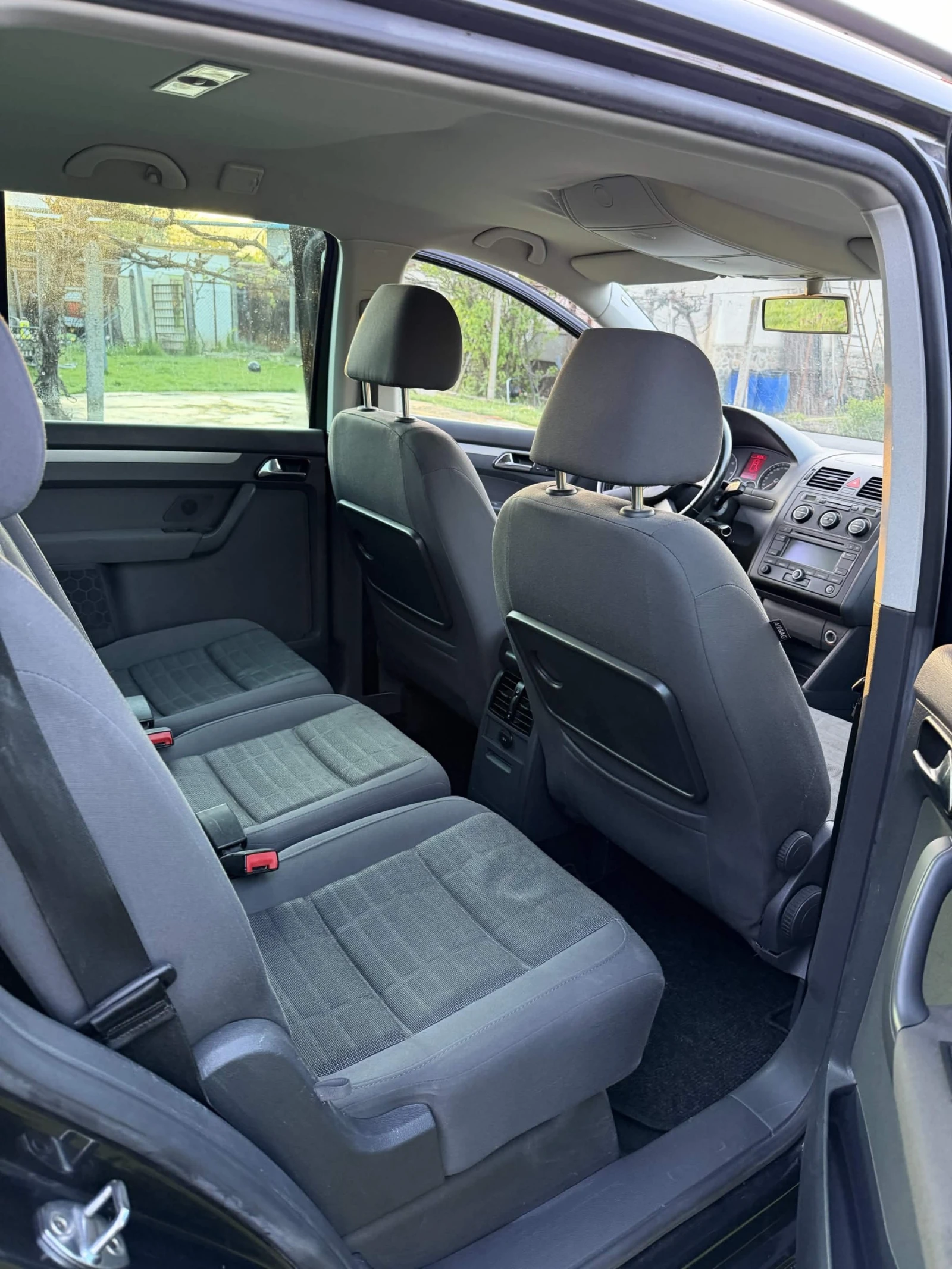 VW Touran 2.0 TDI 7местна , снимка 12 - Автомобили и джипове - 54315195