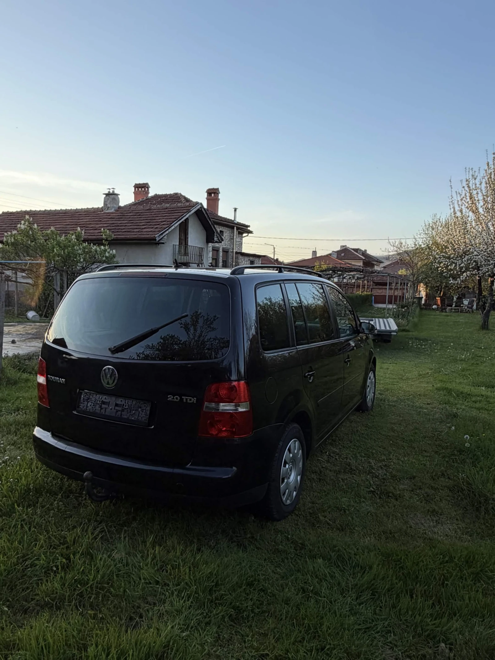 VW Touran 2.0 TDI 7местна , снимка 11 - Автомобили и джипове - 54315195