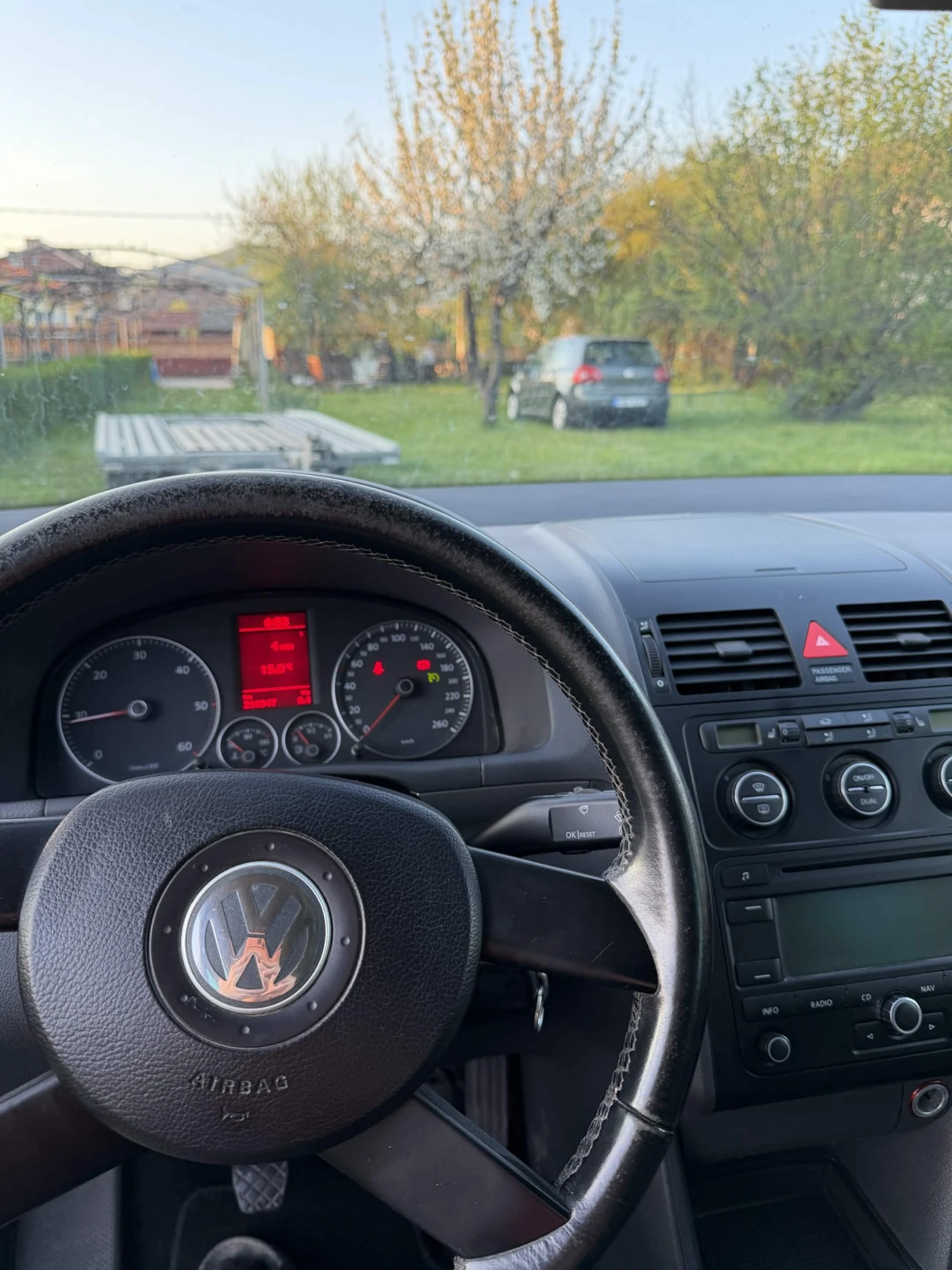 VW Touran 2.0 TDI 7местна , снимка 6 - Автомобили и джипове - 54315195