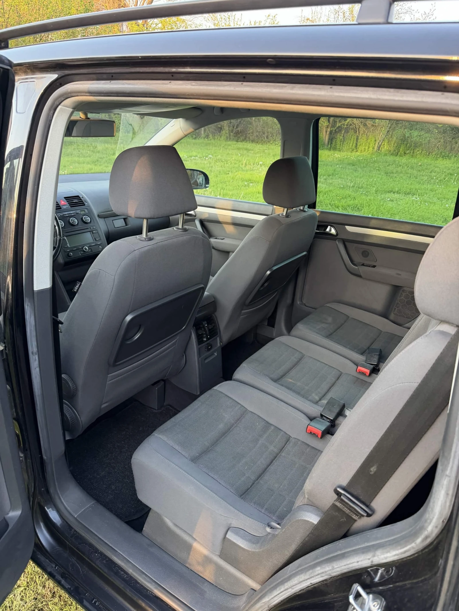 VW Touran 2.0 TDI 7местна , снимка 13 - Автомобили и джипове - 54315195