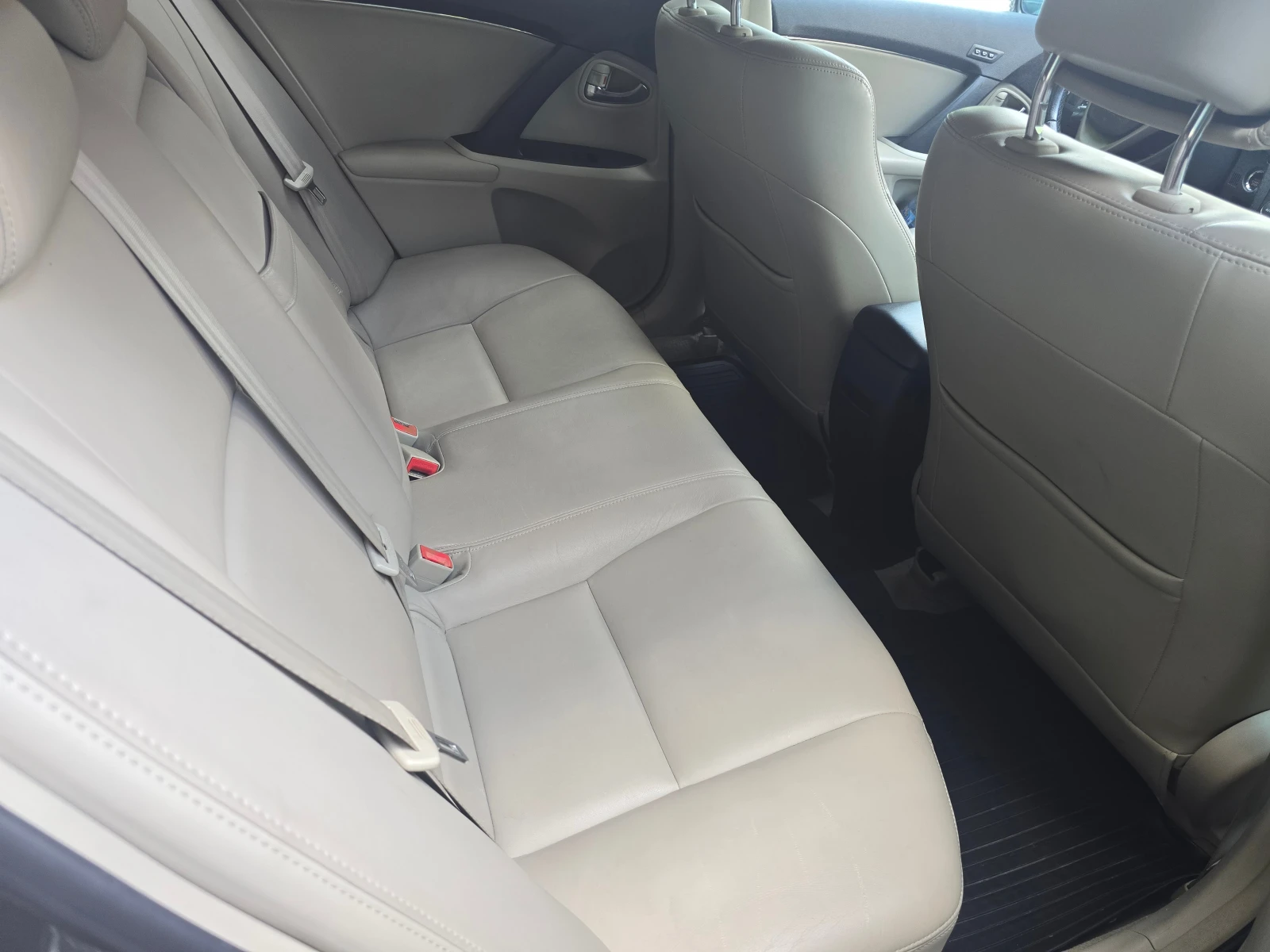 Toyota Avensis 1.8, снимка 17 - Автомобили и джипове - 55588398