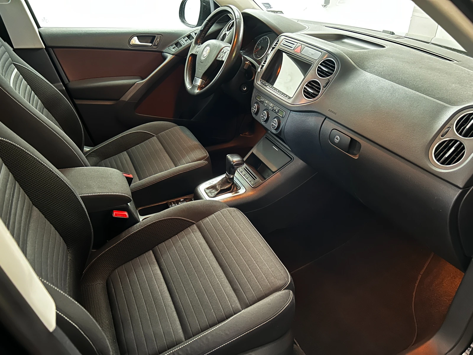 VW Tiguan 2.0TDI 4MOTION, снимка 10 - Автомобили и джипове - 54359788